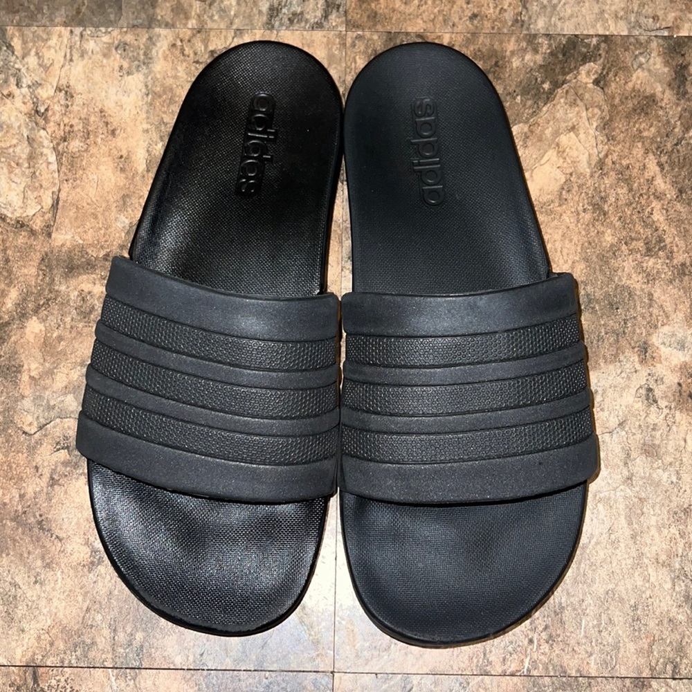 Adidas Adilette Women’s slide sandal Size 8 in black.